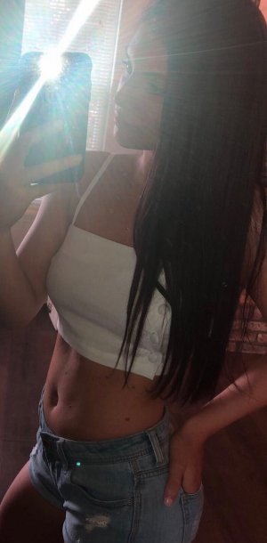 Madelyne escort girl in Clinton Tennessee